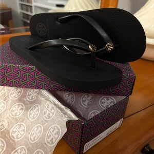 Tory Burch Thin Flip Flop #50008666 Color Code: Black/Black Size: 7 NWT
